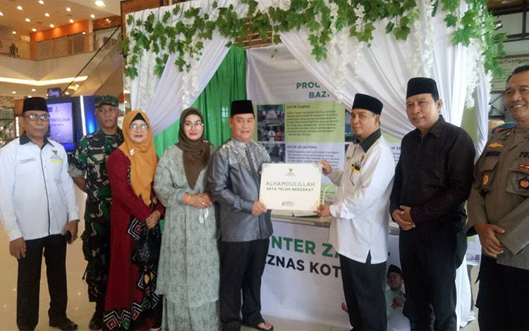 Bupati Kotim Salurkan Zakat Lewat Baznas