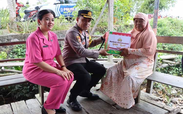 Kapolres?Seruyan?AKBP? Ampi Mesias Von Bulow ?didampingi Ketua Bhayangkari Cabang Seruyan, menyerahkan bantuan sembako kepada warga membutuhkan (Foto : Polres Seruyan)