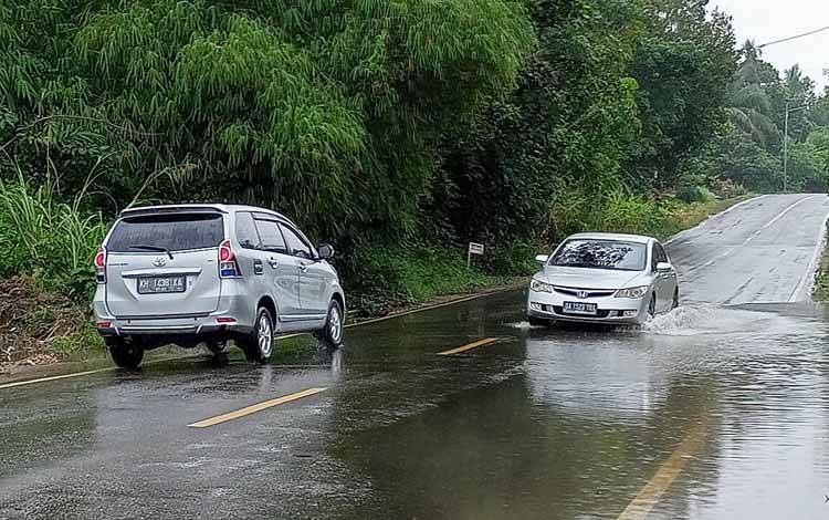 Air menggenangi jalan akibat curah hujan di Kabupaten Barito Timur beberapa hari lalu. (FOTO: BOLE MALO)