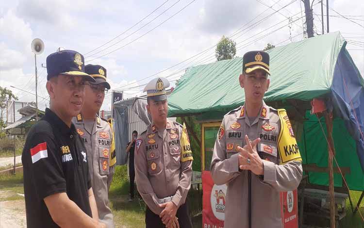 Kadishub dan Kapolres beserta jajarannya melakukan pengecekan arus mudik menjelang lebaran pada jalan dari Pangkalan Bun arah menuju Kotawaringin Lama yang menghubungkan ke arah Sukamara, Rabu, 19 April 2023 (FOTO:NURITA)