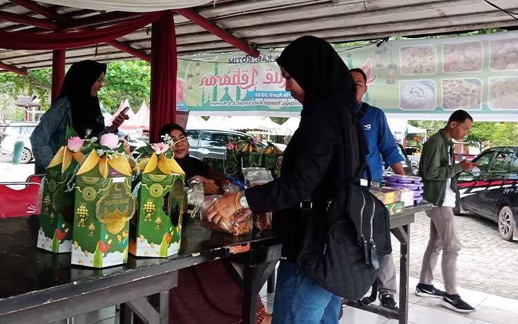 Dekranasda Kotim Bangkitkan UMKM Melalui Bazar Kue Lebaran