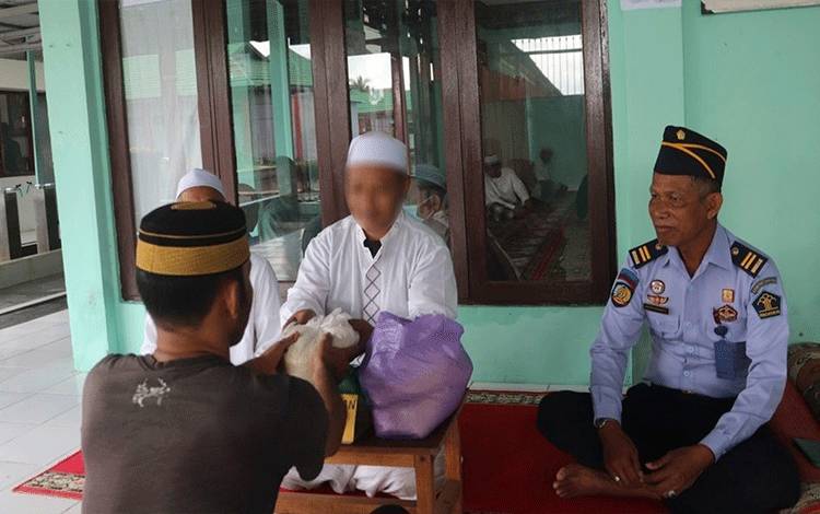 WBP di Kapuas Tunaikan Zakat Fitrah di Masjid At-Taubah Rutan