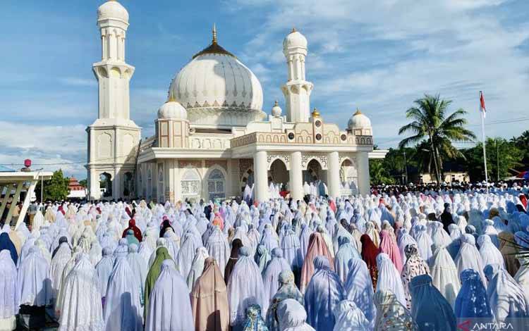 Ribuan umat Islam pengikut Thariqat Syattariyah melaksanakan ibadah shalat Idul Fitri yang dipusatkan di Kompleks Masjid Peuleukung, Desa Peuleukung, Kecamatan Seunagan Timur, Kabupaten Nagan Raya, Provinsi Aceh, Kamis (20/4/2023) pagi. (ANTARA/Teuku Dedi Iskandar)