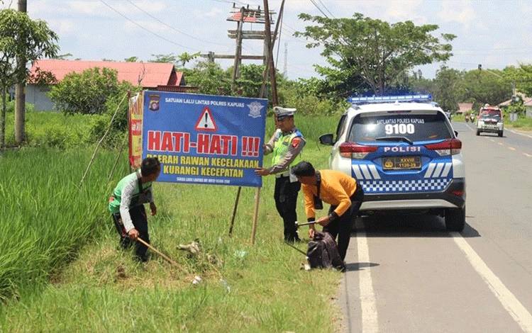 Satlantas Polres Kapuas Kembali Pasang Imbauan dan Peringatan di Jalur Mudik