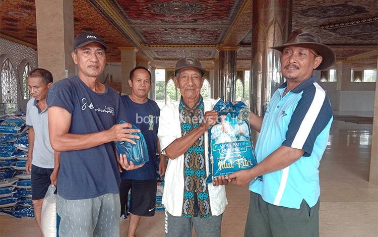Masjid Agung Sukamara Salurkan 700 Sak Beras dan 1.400 Liter Minyak Goreng Zakat H Abdul Rasyid AS?