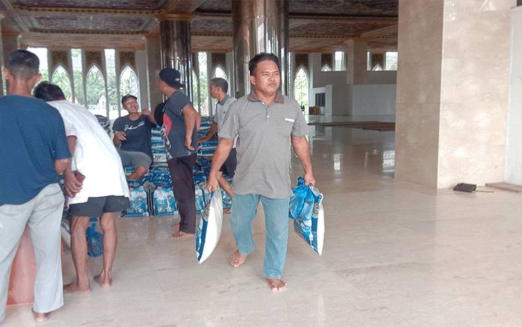 Bupati Sukamara Berterimakasih Kepada H Abdul Rasyid Telah Salurkan Zakat ke Daerahnya