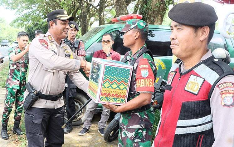 Kapolres Bartim Bagikan Parsel ke Personel di Pos Pengamanan Mudik Lebaran
