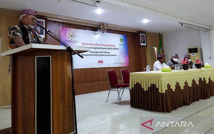 Arsif foto - Anggota DPD RI asal Provinsi NTT Abraham Liyanto sedang menjelaskan tentang kedatangan Badan Urusan Legislasi Daerah Dewan Perwakilan Daerah Republik Indonesia (BULD DPD RI) dalam Temu Konsultasi Legislasi Pusat dan Daerah di Labuan Bajo, Manggarai Barat, NTT, Kamis (3/2/2022). ANTARA/Fransiska Mariana Nuka/am.