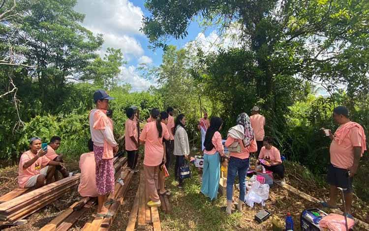 Mak Ganjar Adakan Bakti Sosial dan Perbaiki Jembatan di Palangka Raya