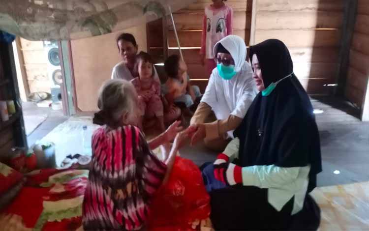 IBI Seruyan Bagi Sembako kepada Warga Kurang Mampu