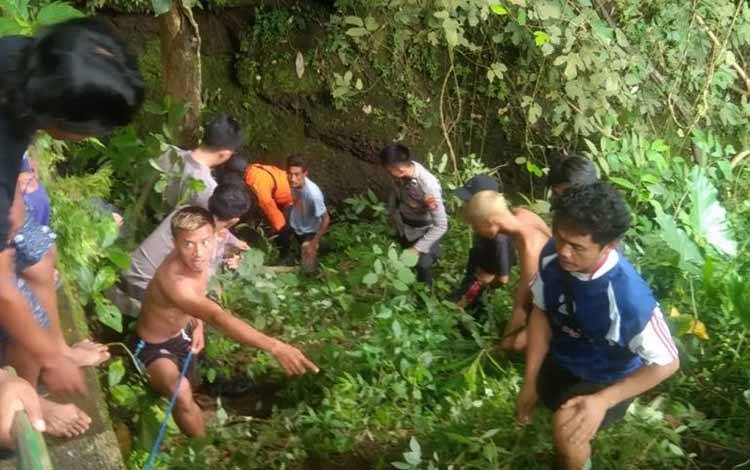 Polisi Evakuasi WNA asal Jerman Jatuh dari Tebing Air Terjun Lombok