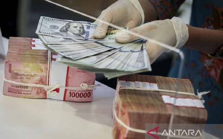 Dolar AS Melemah karena Data Indikasikan Kontraksi Ekonomi