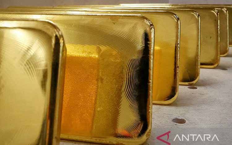 Harga Emas Sedikit Melemah Tertekan Penguatan Dolar AS