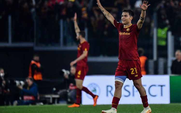 Selebrasi Paulo Dybala (kanan) setelah AS Roma lolos ke semifinal Liga Europa setelah menyingkirkan Feyenoord di Olympic stadium pada 21 April 2023. ANTARA/AFP/FILIPPO MONTEFORTE