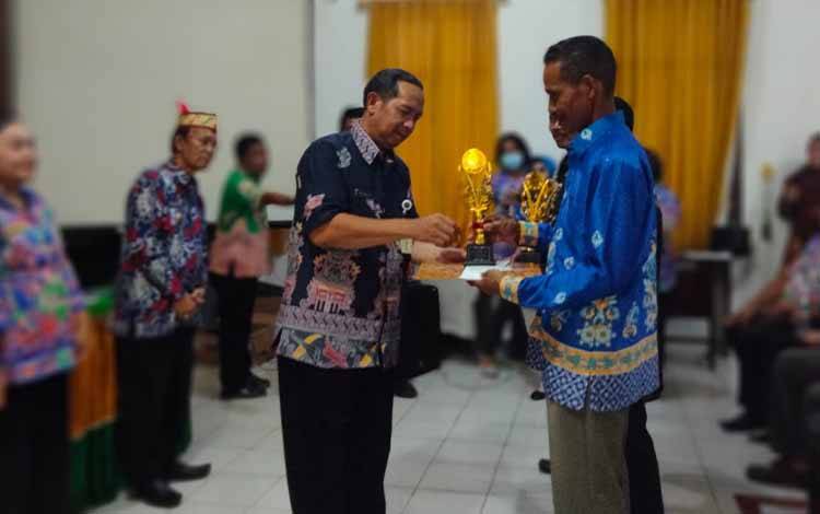 Petani Tomat di Desa Sei Asem Dapat Penghargaan Distan Kapuas