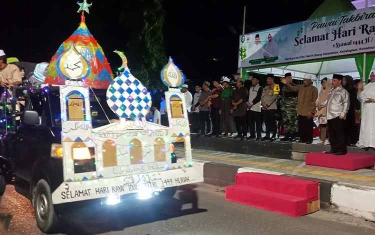 Bupati Kotawaringin Timur melepas pawai takbiran di depan Rumah Jabatan Bupati, Jalan A Yani, Jumat, 21 April 2023. (FOTO: DEWIP)