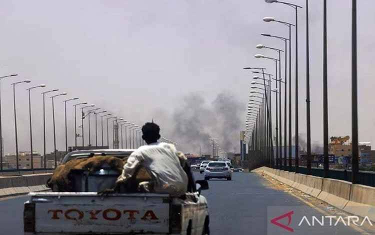 Asap membumbung di Omdurman, dekat Jembatan Halfaya, selama bentrokan antara paramiliter Pasukan Dukungan Cepat (RSF) dan tentara, seperti yang terlihat dari Khartoum Utara, Sudan, Sabtu (15/4/2023). (ANTARA/REUTERS/Mohamed Nureldin Abdallah/as/am.)