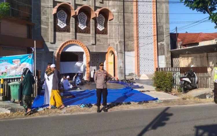 Layani Masyarakat, Polres Kapuas Lakukan Pengamanan Salat led