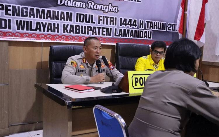 Kapolres Lamandau AKBP Bronto Budoyono saat memimpin rapat koordinasi lintas sektor terkait pengamanan arus mudik. (FOTO : HENDI NURFALAH)