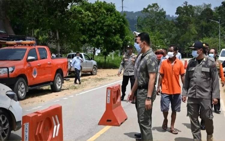 Bupati Lamandau Hendra Lesmana saat memantau arus mudik di perbatasan antara Provinsi Kalteng dengan Kalbar. (FOTO : HENDI NURFALAH)