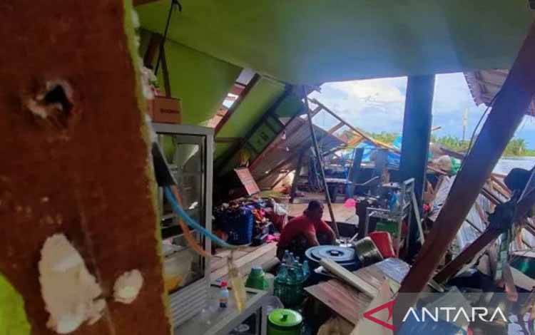 Polisi Selidiki Tongkang Hantam Puluhan Rumah Warga Tapin