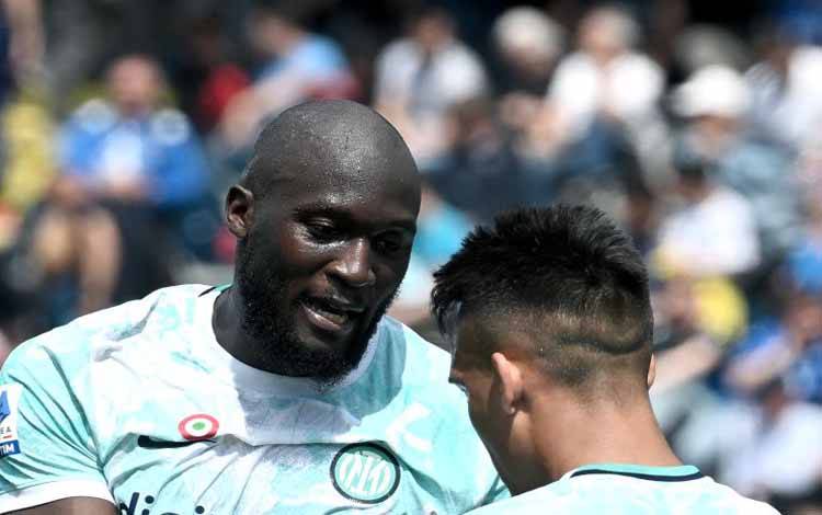 Penyerang Lautaro Martinez (kanan) merayakan keberhasilannya mencetak gol bersama Romelu Lukaku pada pertandingan pekan Liga Italia antara Inter Milan kontra Empoli di Stadion Carlo Castellani, Empoli, Minggu (23/4/2023). Pada laga tersebut Inter Milan menang dengan skor 3-0 berkat gol dari Romelu Lukaku (2) dan Lautaro Martinez. (ANTARA/AFP/TIZIANA FABI)