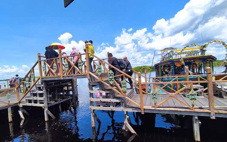 H + 2 Lebaran, Masyarakat Ramai Kunjungi Dermaga Kereng Bangkirai