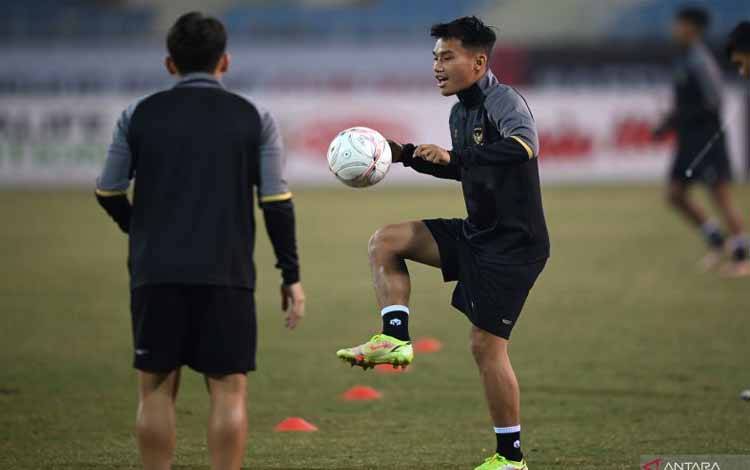 Pesepak bola Tim Nasional Indonesia Witan Sulaeman (kanan) bersama rekan-rekannya berlatih dalam sesi latihan resmi jelang pertandingan leg 2 babak semi final Piala AFF 2022 di Stadion Nasional My Dinh, Hanoi, Vietnam, Minggu (8/1/2023). Pelatih Shin Tae-yong menegaskan timnya tidak menargetkan seri tetapi menang melawan Timnas Vietnam dalam pertandingan leg 2 pada Senin (9/1/2023) untuk lolos ke babak final. ANTARA FOTO/Aditya Pradana Putra/YU