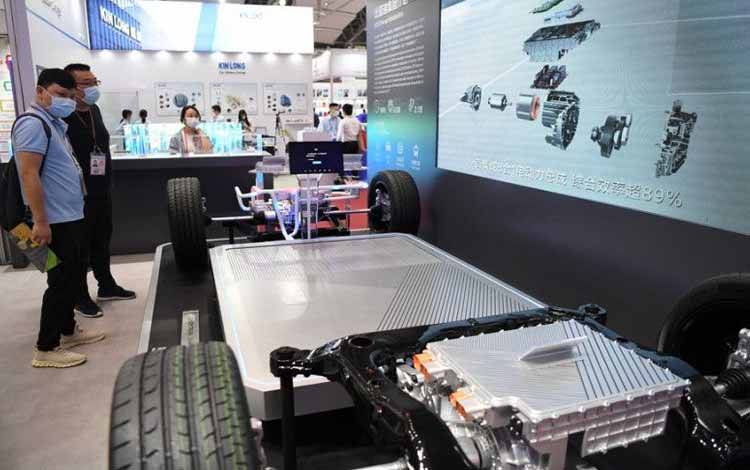 Pengunjung melihat baterai berbentuk pisau yang diproduksi oleh produsen kendaraan energi baru (NEV) terkemuka China BYD selama sesi ke-130 Pameran Impor dan Ekspor China, juga dikenal sebagai Canton Fair di Guangzhou, Provinsi Guangdong, China selatan, 15 Oktober 2021. ANTARA/Xinhua/Deng Hua