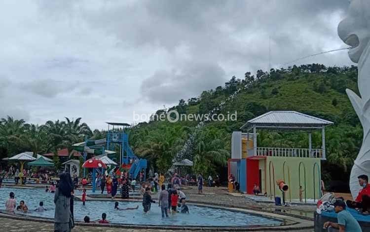 Warga Kabupaten Lamandau dan sekitarnya memilih menghabiskan waktu liburan bersama keluarga ke tempat wisata wahana air. (FOTO : HENDI NURFALAH)