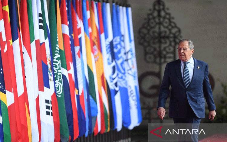 Menteri Luar Negeri Rusia Sergey Lavrov berjalan menuju lokasi KTT G20 Indonesia, Nusa Dua, Bali, Selasa (15/11/2022). Menteri Luar Negeri Rusia mewakili Presiden Rusia Presiden Vladimir Putin yang berhalangan hadir di KTT G20 Indonesia. ANTARA FOTO/Media Center G20 Indonesia/Akbar Nugroho Gumay/aww.