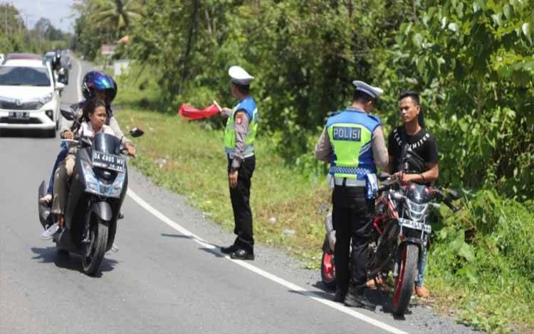 Satlantas Polres Kapuas Beri Teguran ke Pengendara Tak Pakai Helm di Jalan Raya