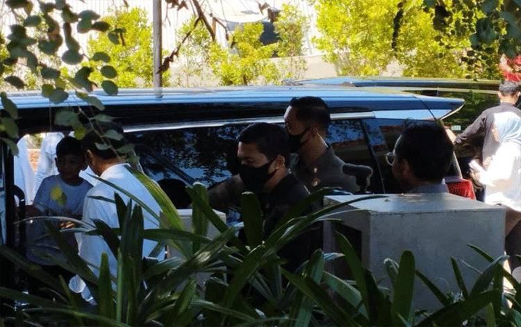 Jan Ethes bantu Presiden Joko Widodo Bagi Baju ke Warga di Labuan Bajo