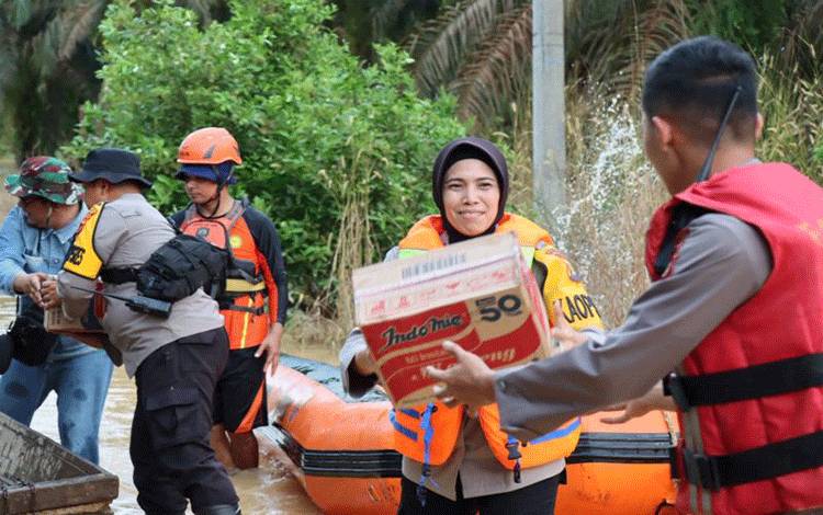 Polisi Turunkan 100 Personel untuk Bantu Evakuasi Korban Banjir
