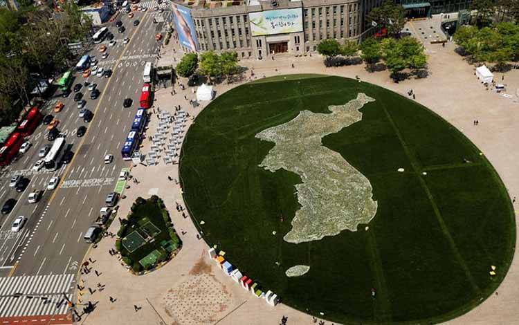 Peta semenanjung Korea terlihat pada sebuah lapangan di depan Balai Kota menjelang konferensi Korea Utara dan Selatan di Seoul, Korea Selatan, Rabu (25/4/2018). (REUTERS/Jorge Silva)