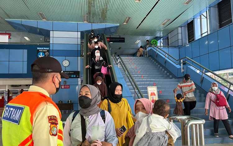 Penumpang yang turun di Stasiun Juanda, Jakarta, Selasa (25/4/2023). (ANTARA/Vinny Shoffa Salma)