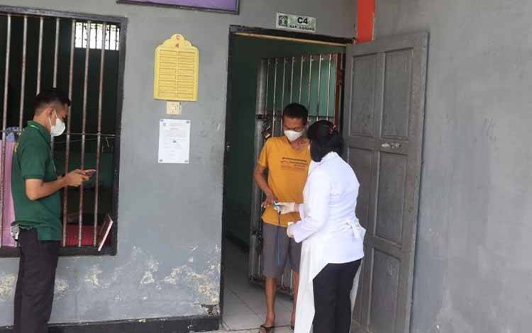 Tim Klinik Barigas Rutan Kuala Kapuas Datangi Blok Isolasi Pastikan Kesehatan Tahanan