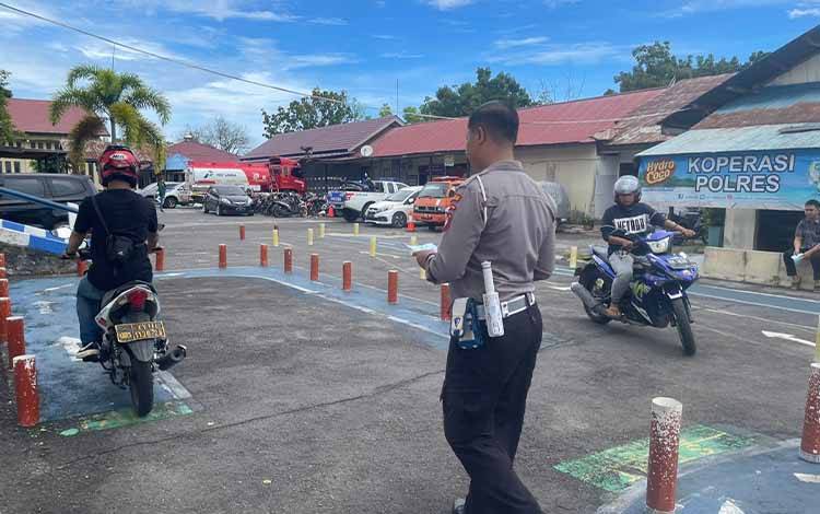 Anggota Satlantas Polresta Palangka Raya saat mengawasi peserta tes SIM. (FOTO: SATLANTAS POLRESTA PALANGKA RAYA)