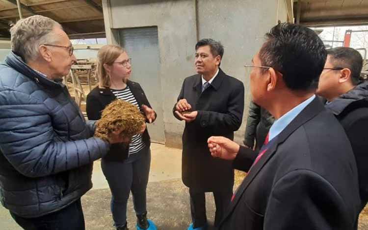 Direktur Jenderal Industri Agro Kementerian Perindustrian, Putu Juli Ardika (tengah) saat melakukan kunjungan kerja ke Belanda untuk menjajaki kerja sama dan investasi dalam hal penyediaan sapi perah guna mendukung produktivitas industri pengolahan susu di dalam negeri. (ANTARA/HO Kementerian Perindustrian)