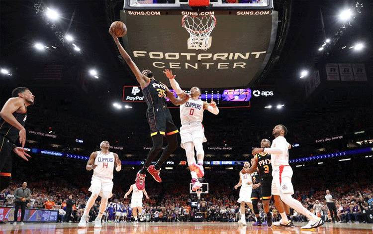Suns Lolos ke Putaran Dua Playoff, Atasi Clippers 136-130