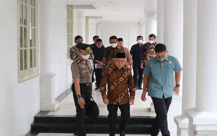 Wakil Presiden Ma'ruf Amin seusai memimpin rapat soal Papua di Istana Wakil Presiden Jakarta pada Rabu (26/4/2023). ANTARA/Desca Lidya Natalia