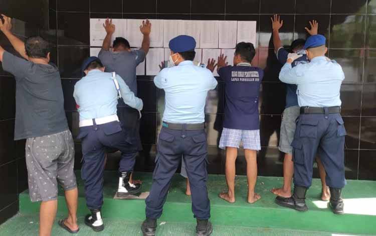 Pastikan Aman dan Tertib, Lapas Pangkalan Bun Lakukan Razia dan Tes Urine WBP
