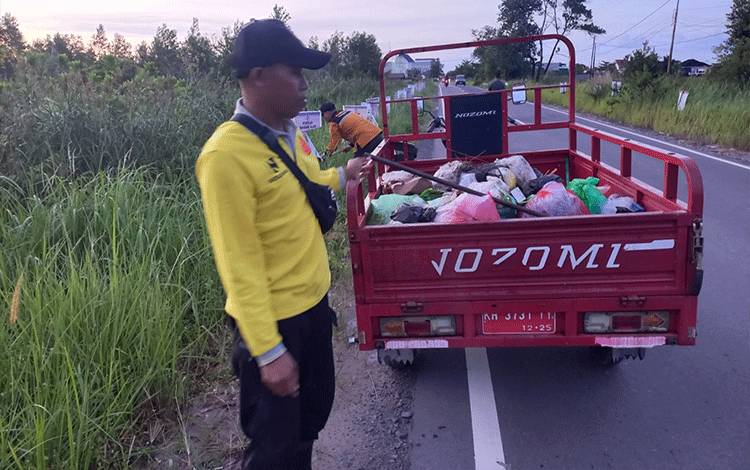 Pandulima Pungut Sampah di Jalan Kecipir