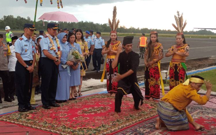 Tiba di Pangkalan Bun, Rombongan Pangkoopsud I TNI AU Disambut Acara Adat Kesultanan Kutaringin