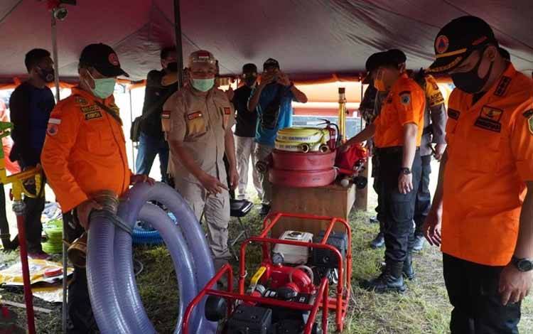 Bupati Hendra Lesmana (kanan) melakukan pengecekan peralatan pemadam kebakaran milik BPBD Lamandau. (FOTO : HENDI NURFALAH)
