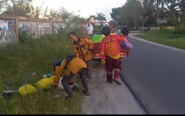 Lagi, Pandulima Pungut Sampah Liar di Jalan PM Noor