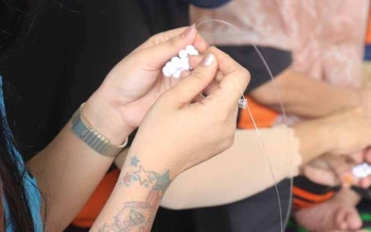 Gantungan Kunci Buatan WBP Perempuan Rutan Kuala Kapuas Menarik Perhatian Pengunjung