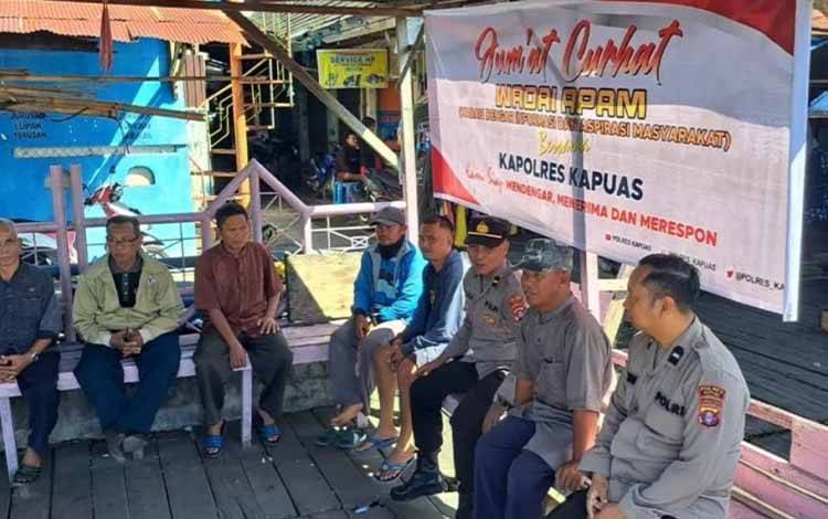 Program Jumat Curhat Polres Kapuas Dialog Bersama Pemudik di Pelabuhan Danau Mare