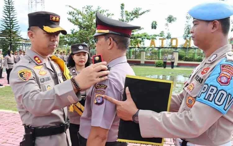 Satu Perwira Polres Kapuas Terima Kenaikan Pangkat Pengabdian