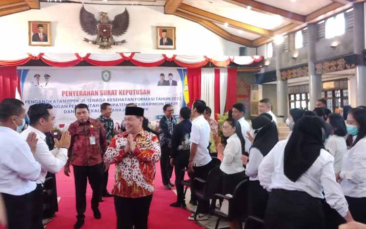Bupati Kotawaringin Timur, Halikinnor setelah menyerahkan SK PPPK tenaga kesehatan di Gedung Serbaguna Sampit. (FOTO: DEWIP)